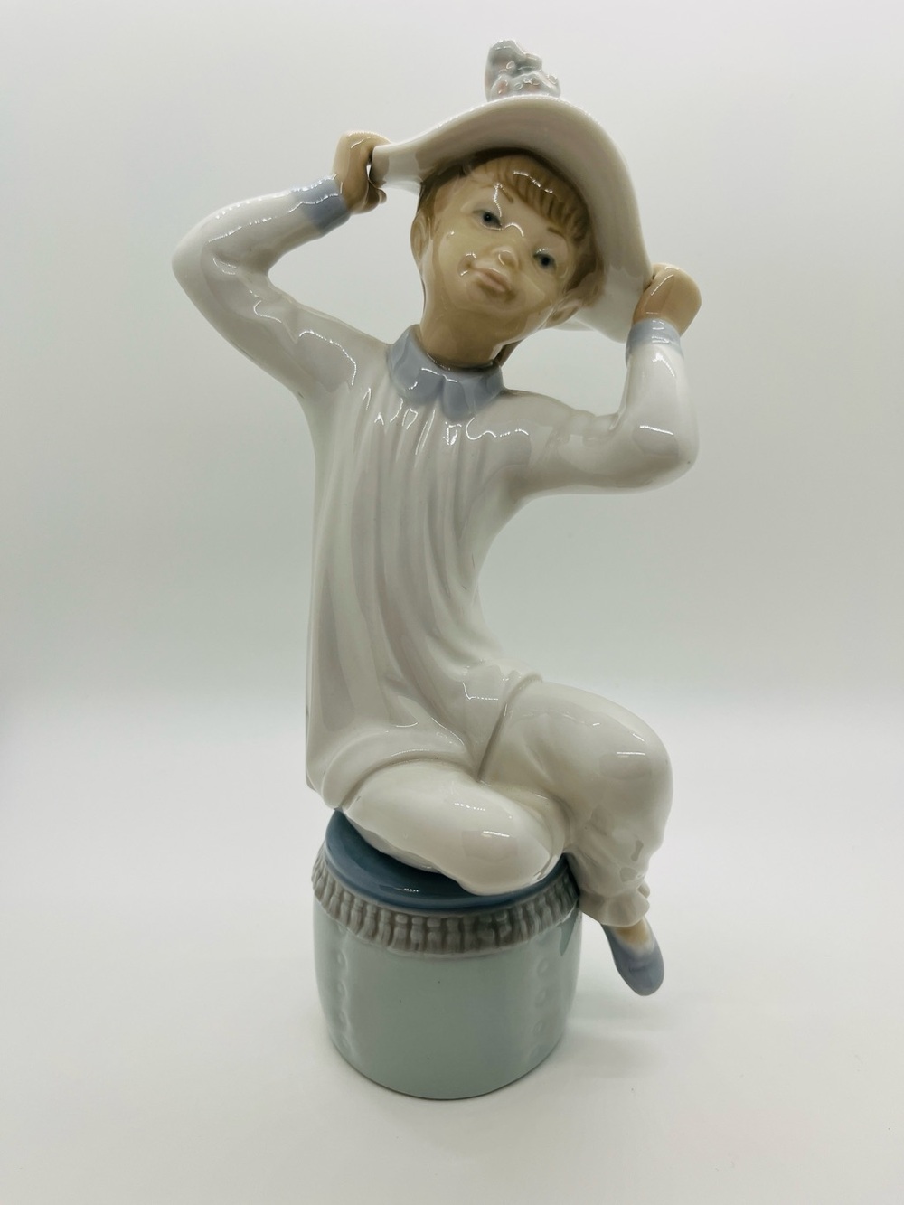 Lladro Girl with Bonnet Glazed 8 1/2” Porcelain Figurine Made In Spain